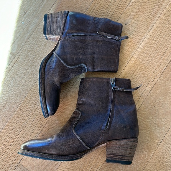 EUC distressed leather ankle boots - Picture 3 of 8